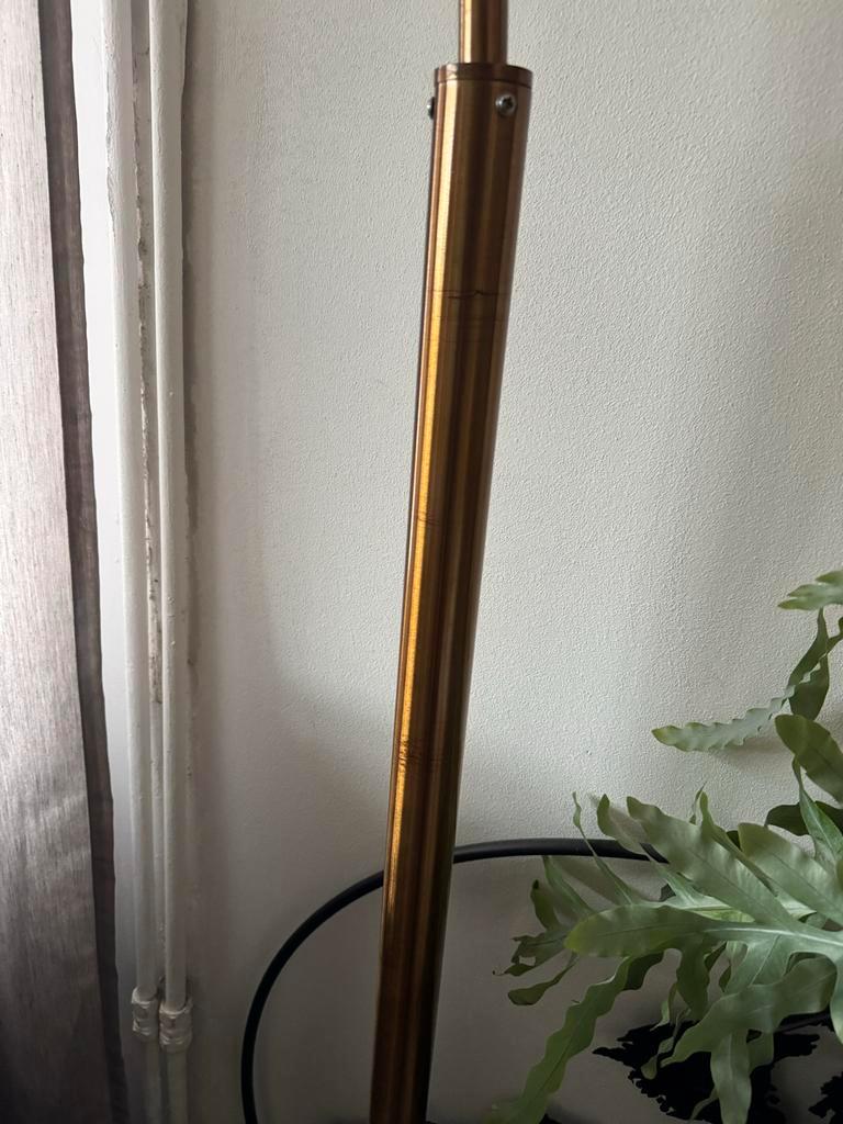 Gratis koperkleurige Booglamp