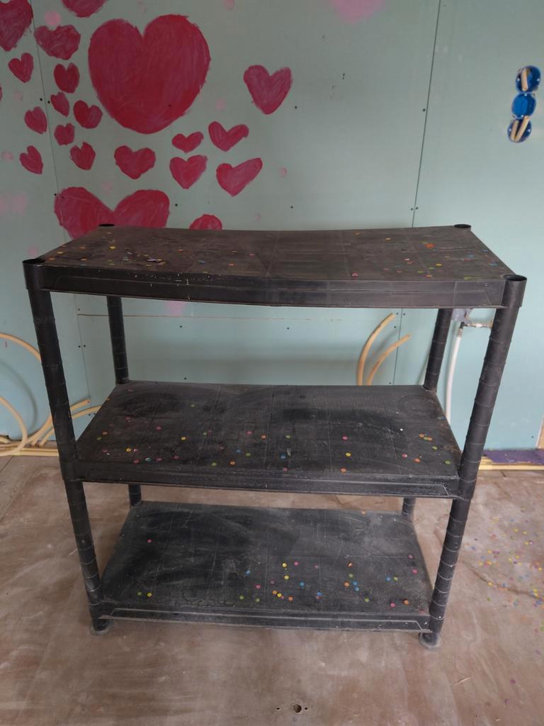 Gebruikte plastic opberger stelling