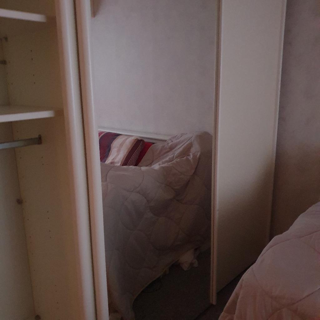 3 deurs linnenkast met spiegel