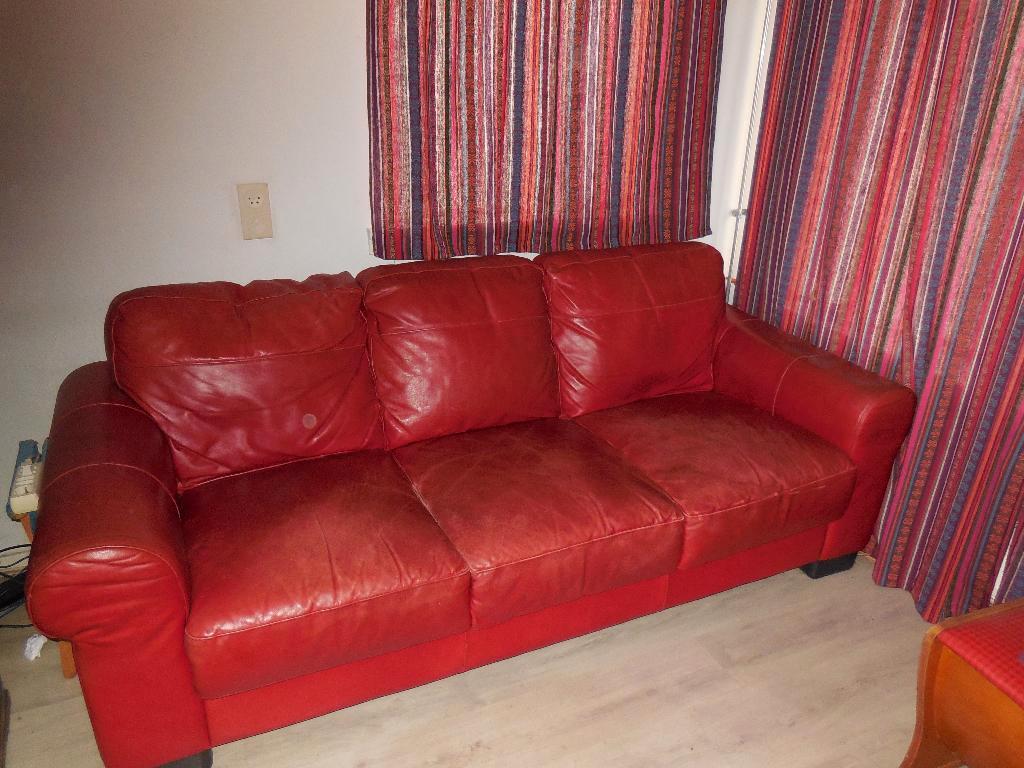 Donkerrode leren 3 zits bank GRATIS