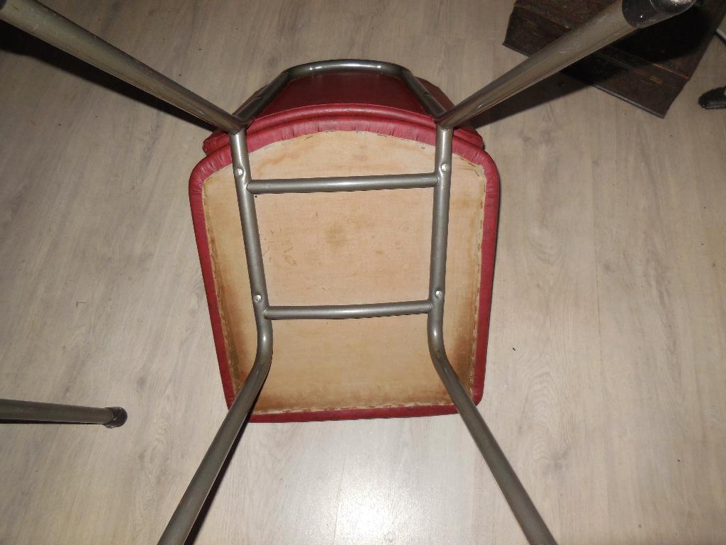2 rode vintage/retro skai leren stoelen (in totaal zijn er 3