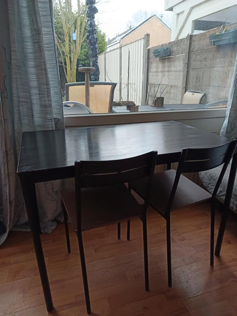 Gratis zwarte ikea tafel (eventueel plus 4 Ikea stoelen)