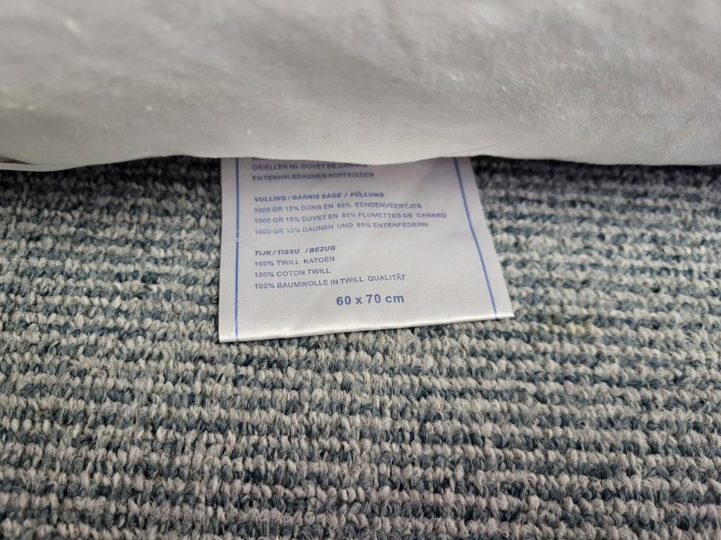 2 stuks z.g.a.n. eendendons kussens 60cm x 70cm