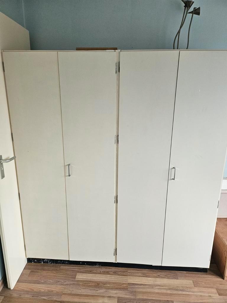 Gratis Ruime kledingkast met veel opbergruimte
