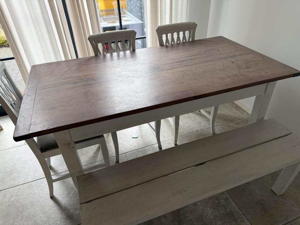 Tafel met 3 stoelen en een bankje