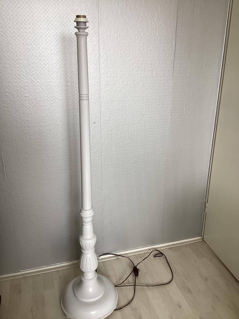 Gratis houten lampenvoet 1.46 m hoogte