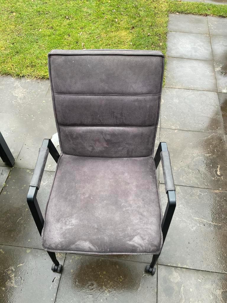 Gratis 6 Eetkamerstoelen met wieltjes