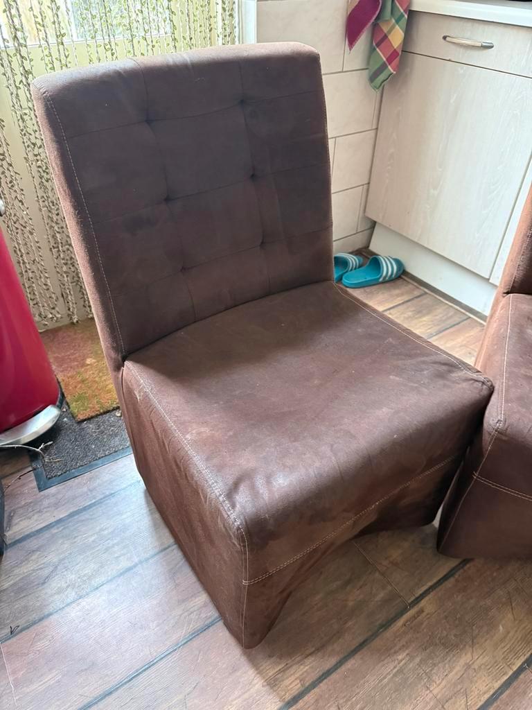 6 eettafel stoelen gratis af te halen
