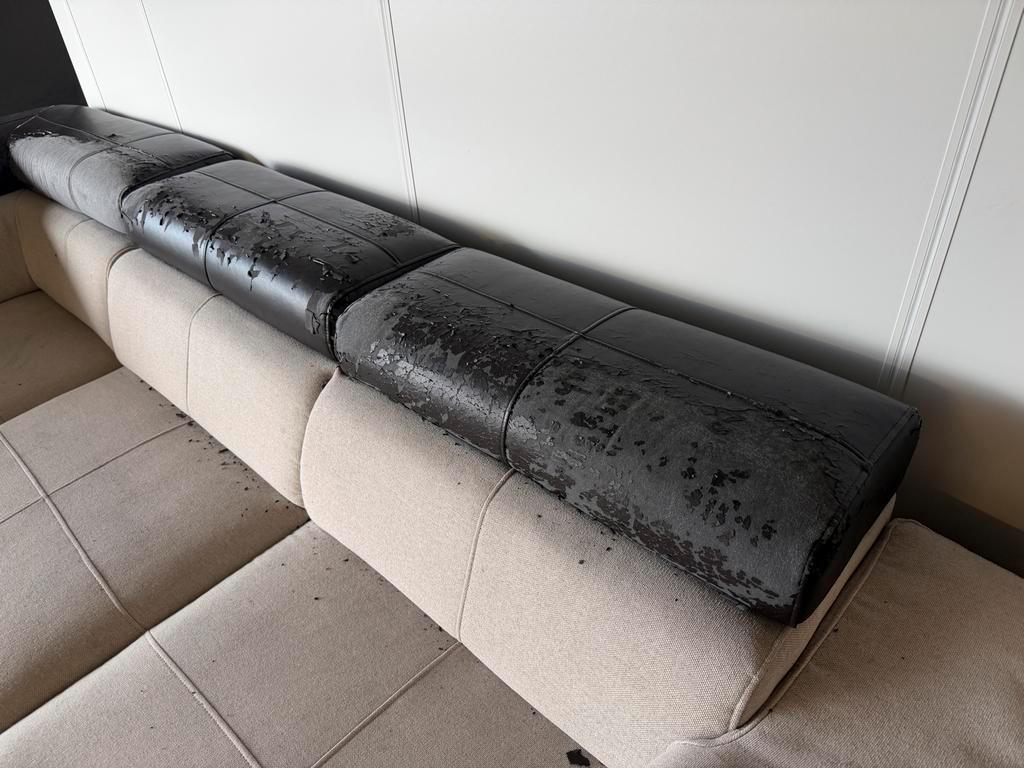 Comfortabele hoekbank met gebruikssporen sofa couch