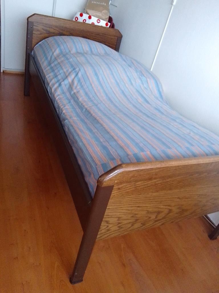 Eikenhouten eenpersoons bed.
