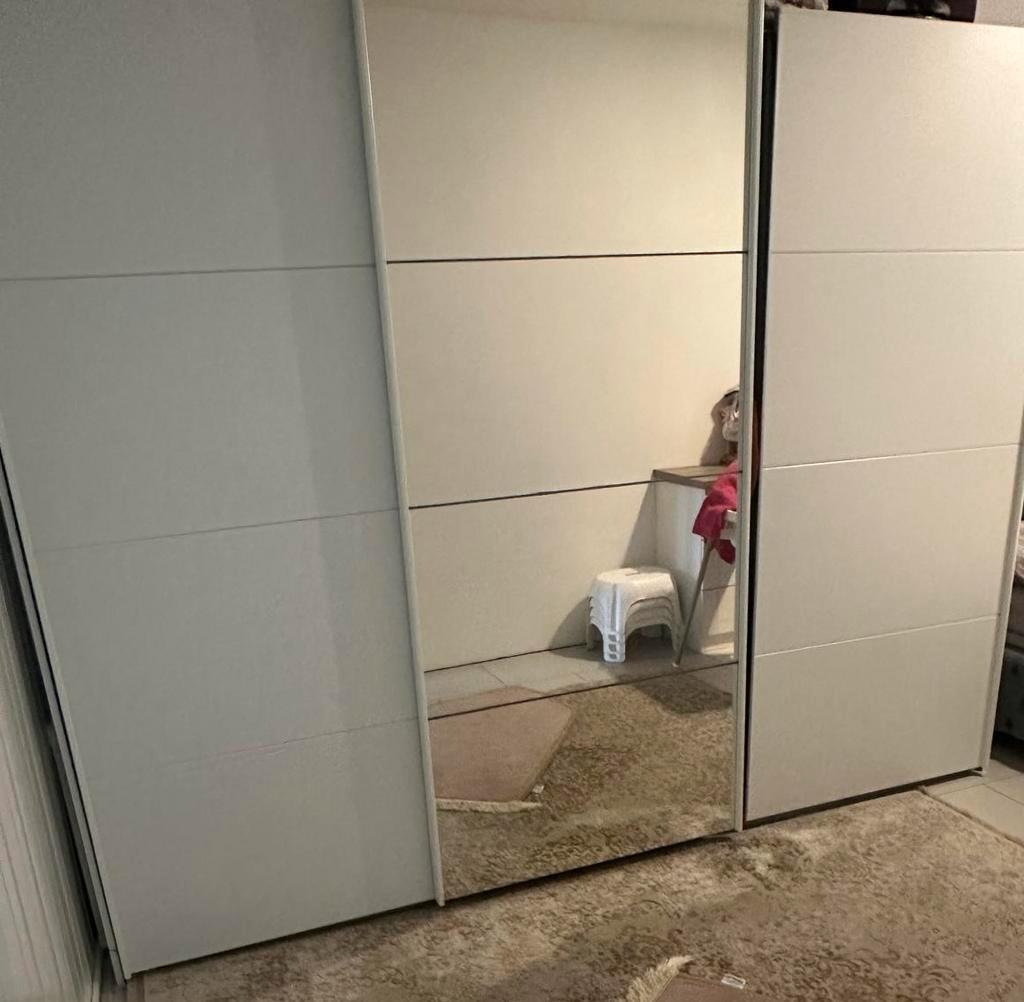 Ruime kledingkast met schuifdeuren