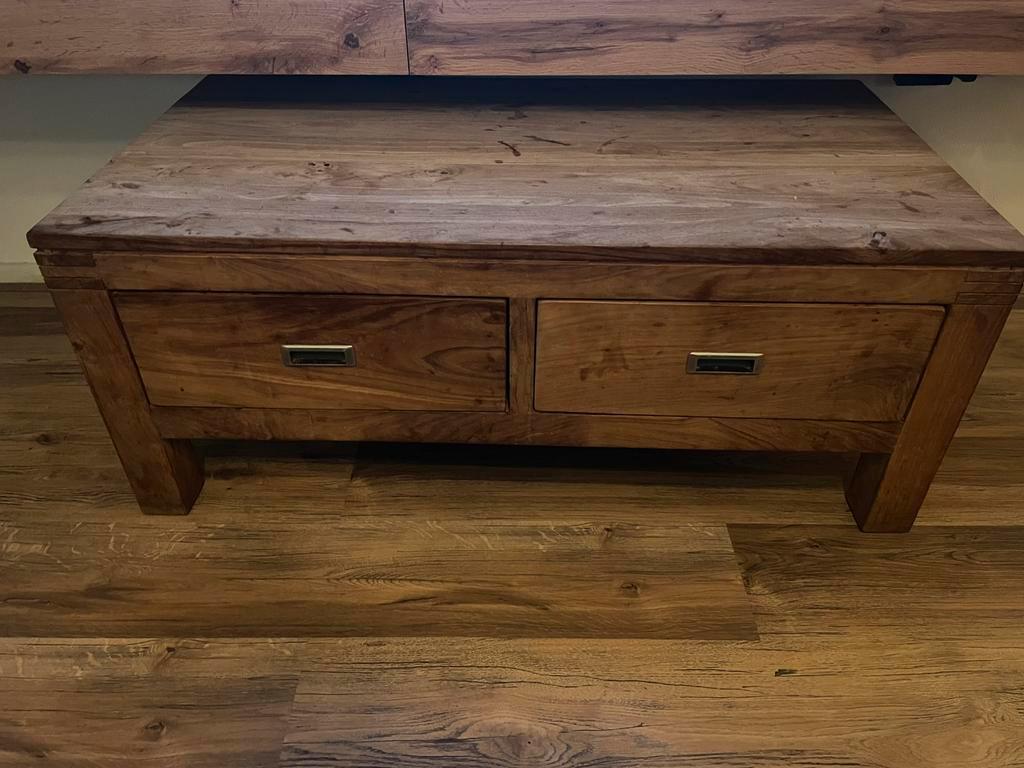 tv meubel met salontafel en eettafel.