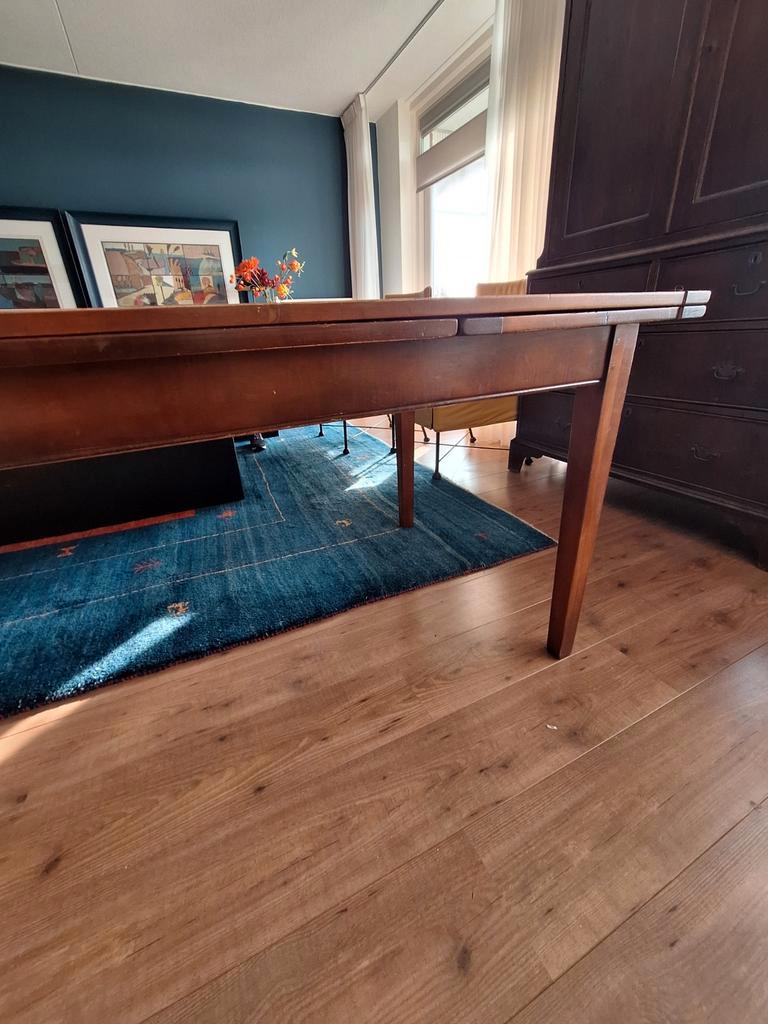 Langwerpige eettafel hout. Aan 2 zijden uitschuifbaar