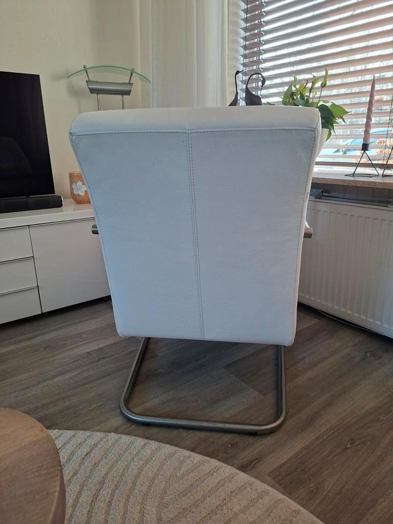 Gratis witte leren fauteuil