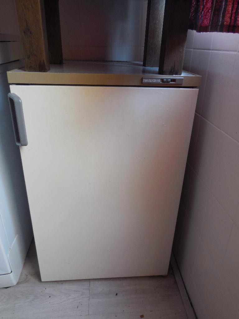 GRATIS vermoedelijk kapotte  tafelmodel vriezer oud ijzer