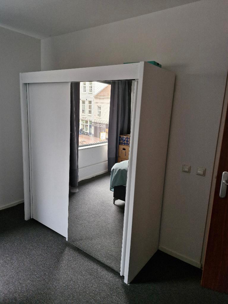Grote kledingkast met (spiegel)schuifdeur