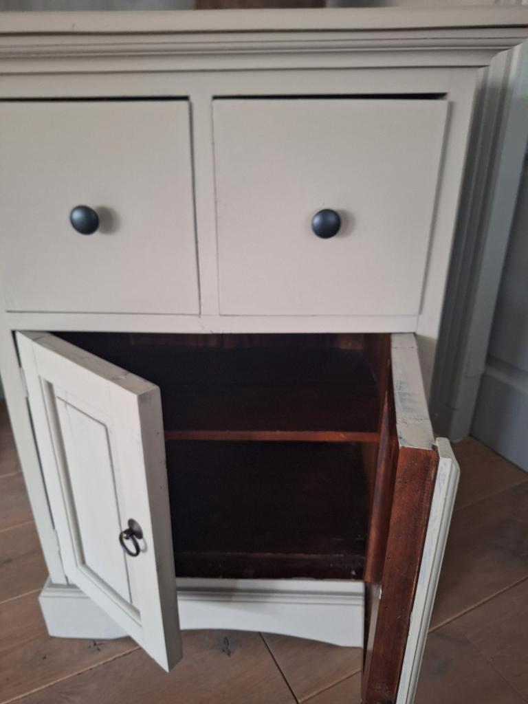 Kleine meidenkast net niet gratis