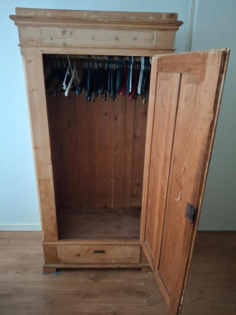 GRATIS grenenhouten kleding hangkast