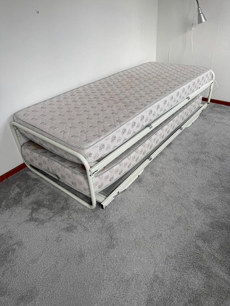 Twee 1-persoons bedden (onderschuif) met spiraal 190*80