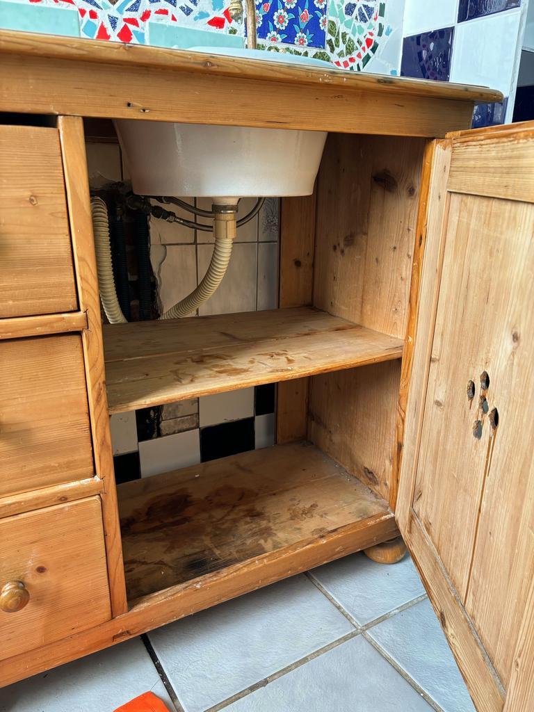 Antiek houten wastafelmeubel met wasbak