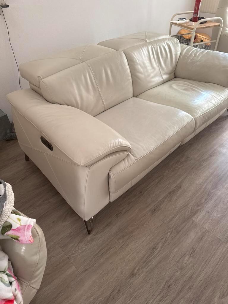 Witte leren hangbank met elektronische snufjes