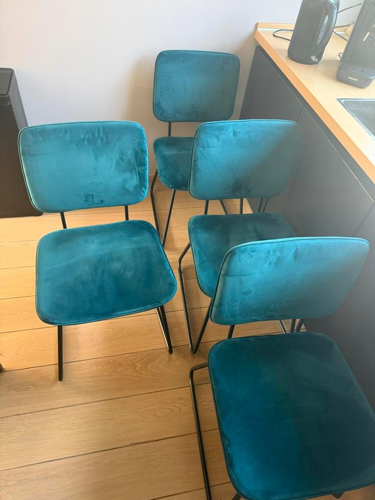 Gratis af te halen: 5 blauwe stoelen