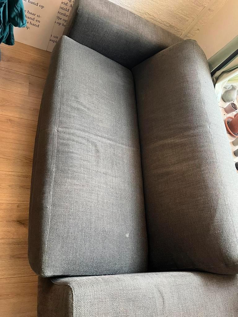 Donkergrijze bank 2 á 2,5 zits