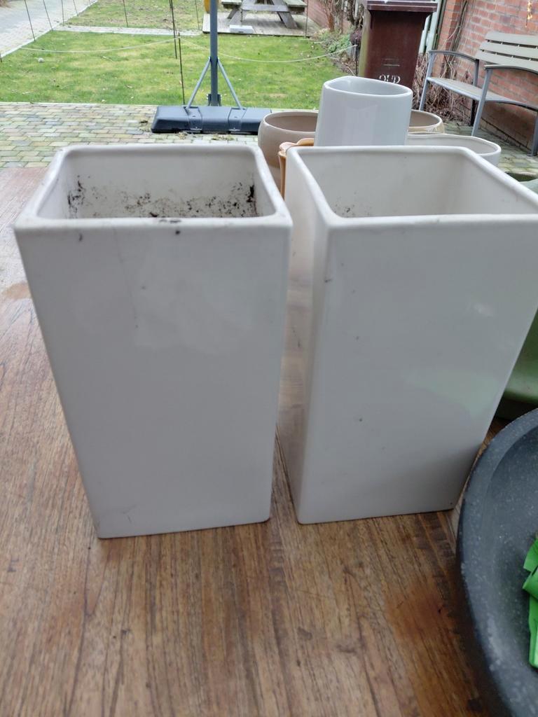 2 porseleinen bloemenpotten