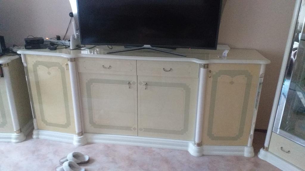 Vitrine-tvkast-bed-klerenkast.