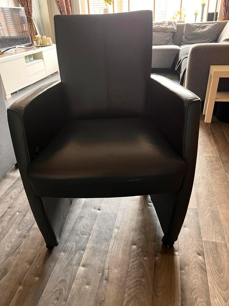 4 stoelen op wieltjes