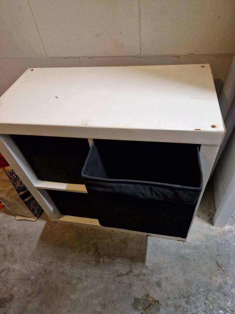 Witte opbergkast met stoffen bakken