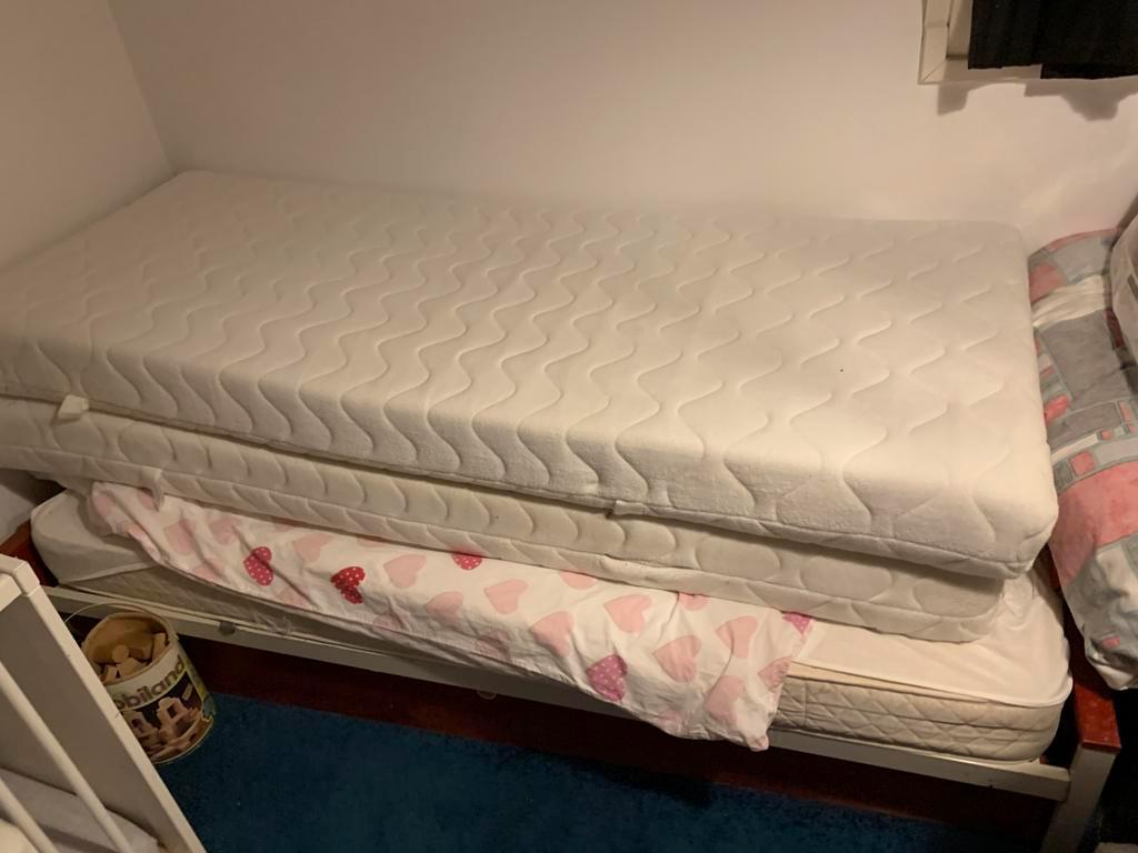 Bed gratis 160 breed  matrassen en lattenbodem