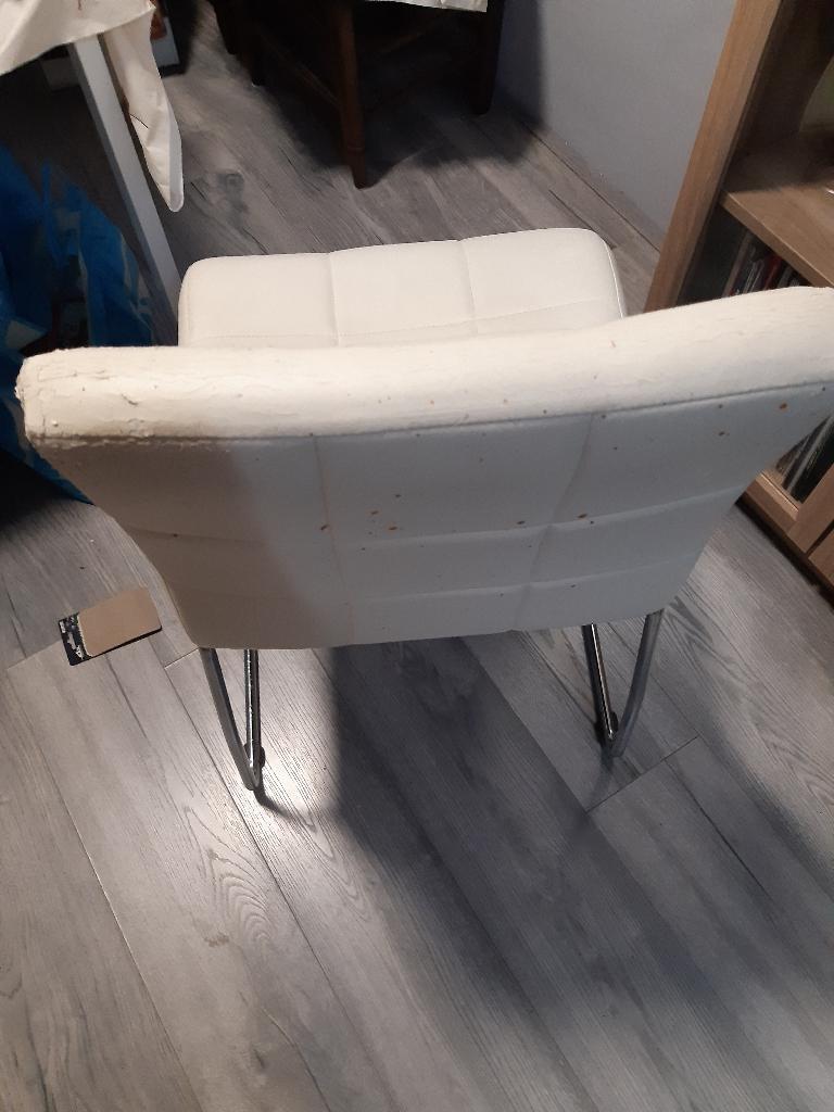 Oude witte stoel , gratis ophalen.