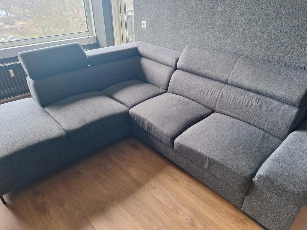 Grijze bank in prima staat.