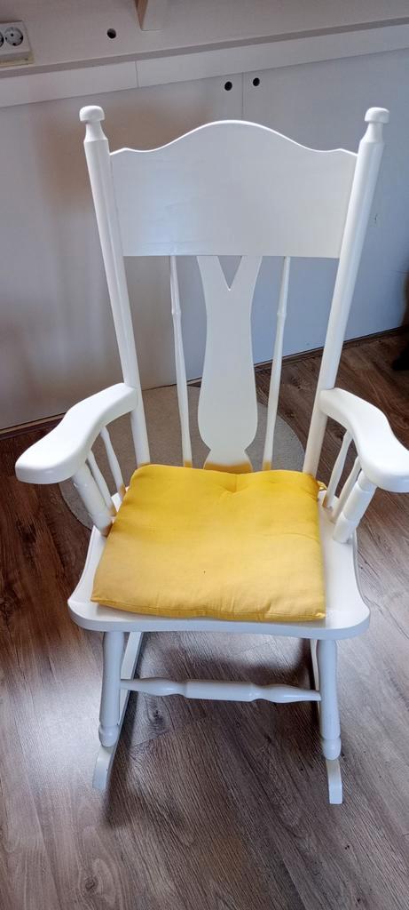 Witte houten schommelstoel met kussen