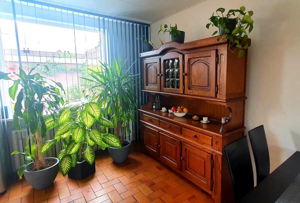 Dressoir en Uitschuifbare Ronde Tafel