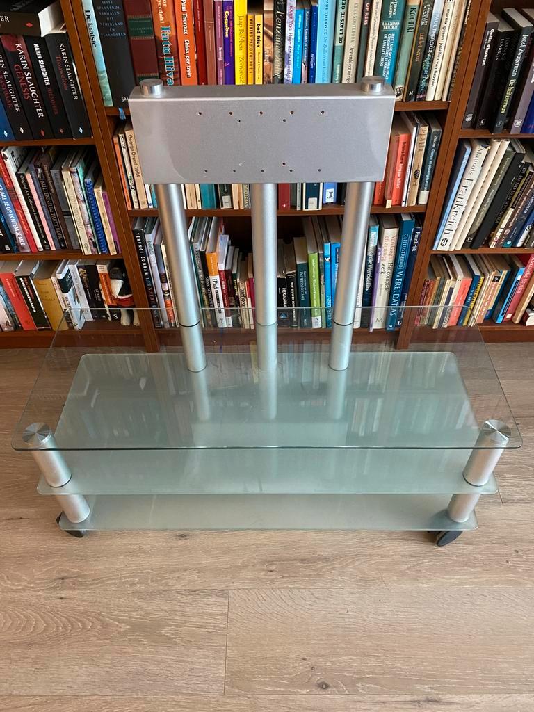 Gratis ophalen verrijdbaar glazen tv meubel.