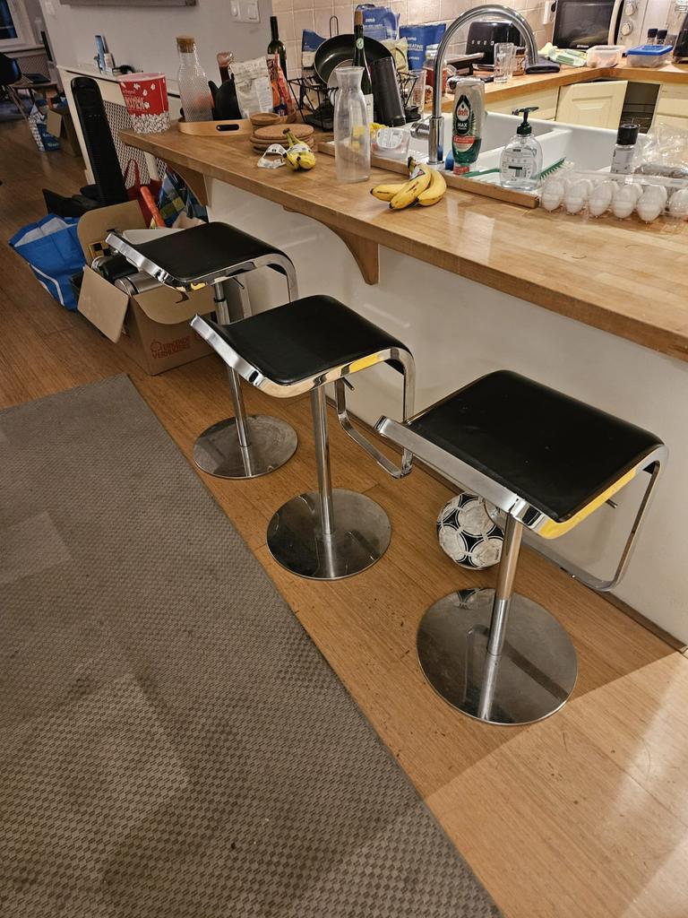 Furniture for FREE (need to carry it out, TV NOT included)