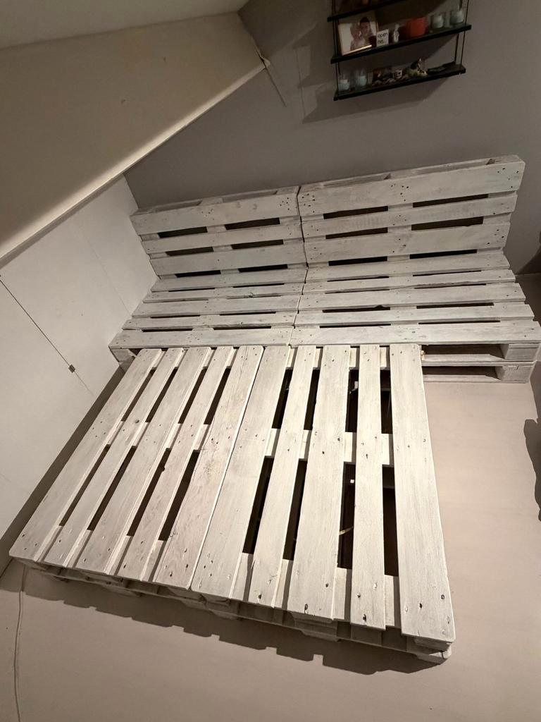 Tweepersoons pallet bed - wit geverfd. Gratis op te halen.