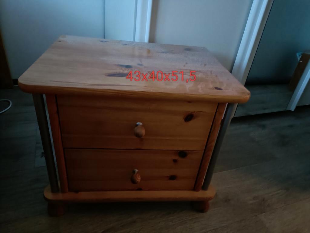 Bed (140x200) met rolbodem en 2 nachtkastjes.