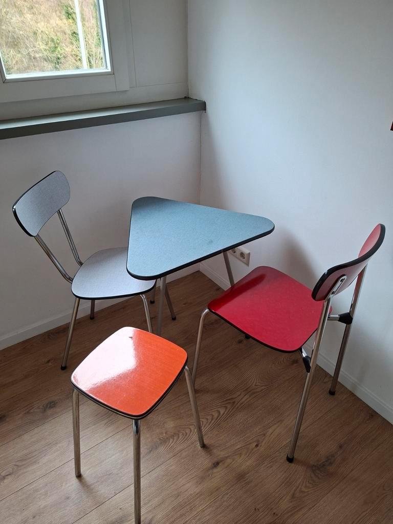 Vintage setje.tafeltje 2 stoel en n krukje