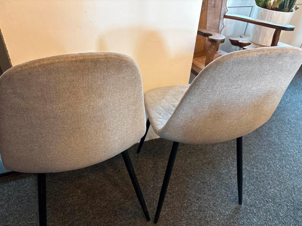 2x grijze stoelen