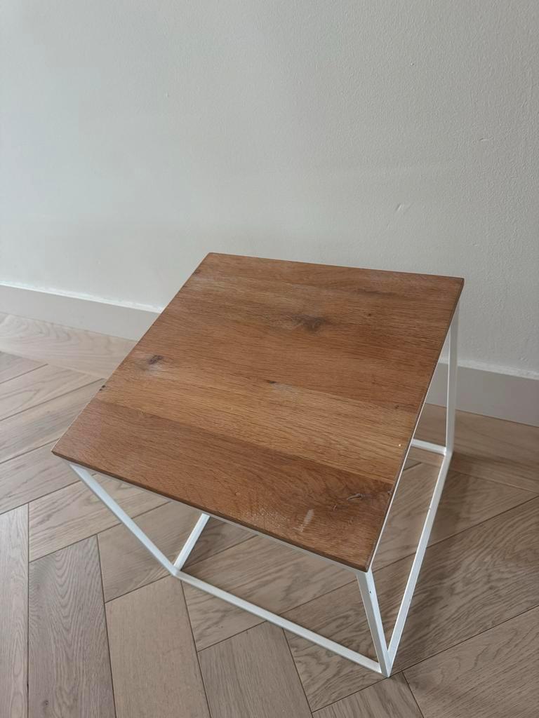 Stijlvol bijzettafeltje met eiken blad en metalen frame