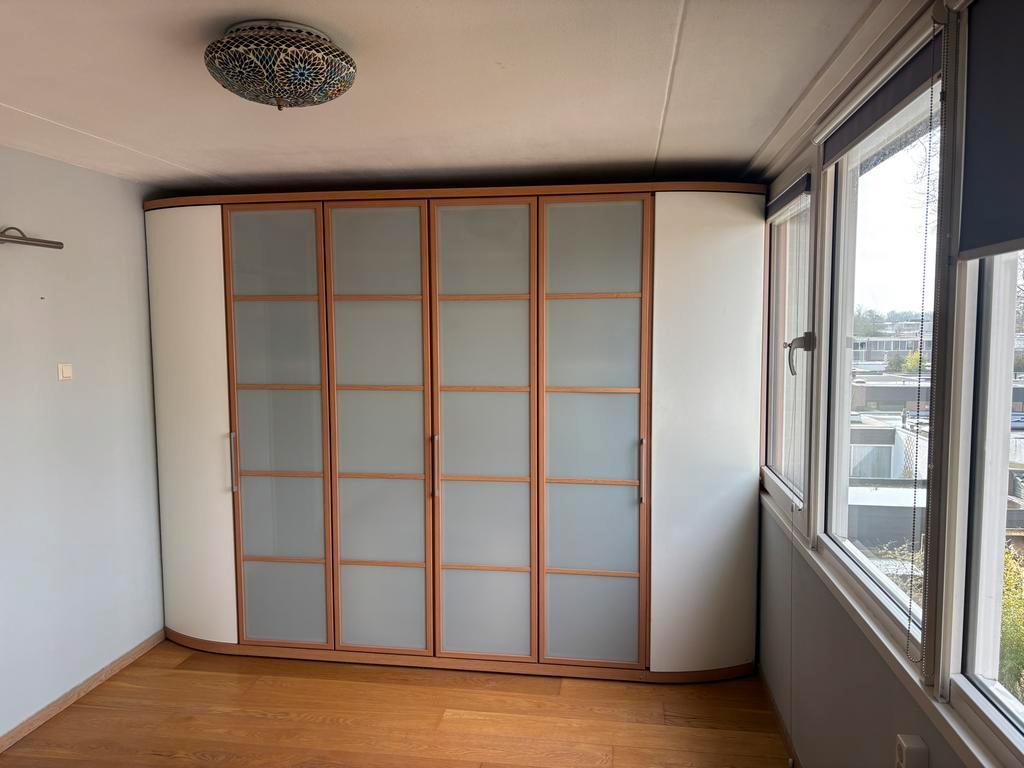 Gratis: Grote kledingkast - 300cm breed