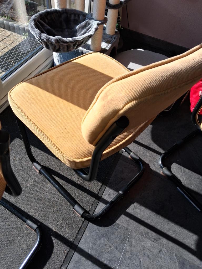 Okergele eethoekstoelen