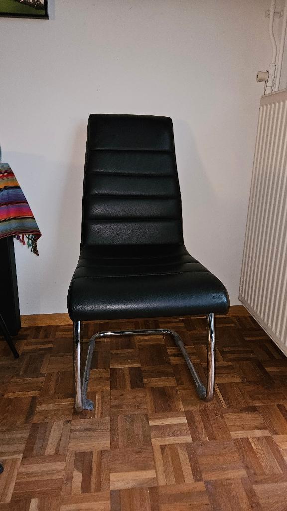 Gratis af te halen: 2 eetkamerstoelen