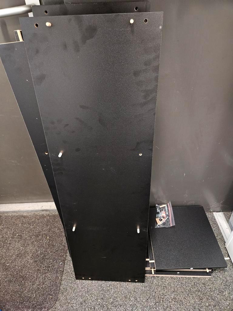 Mooie vierkante kast - 108cm gedemonteerd. Makkelijkmeenemen