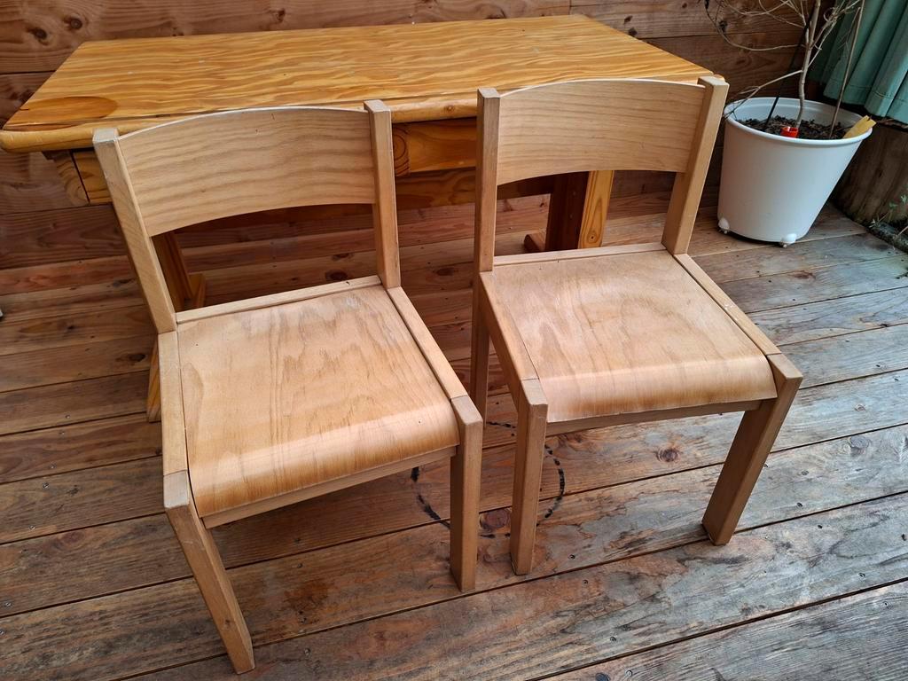 Twee houten kinderstoelen