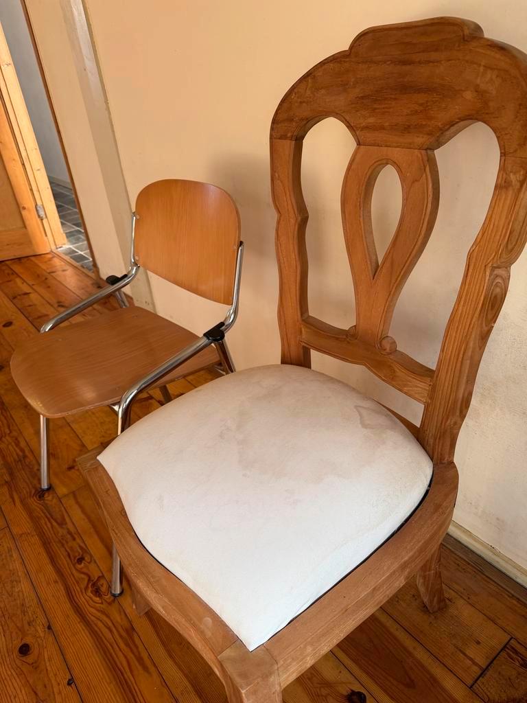 Twee stoelen: Hout, gestoffeerd en vintage