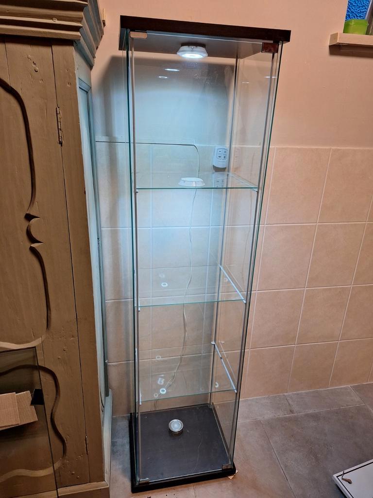 Vitrinekast gratis op te halen